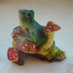 Fairycore Garden Frog & Amanita Mushroom Decorative Whimsical Home Decor Trinket